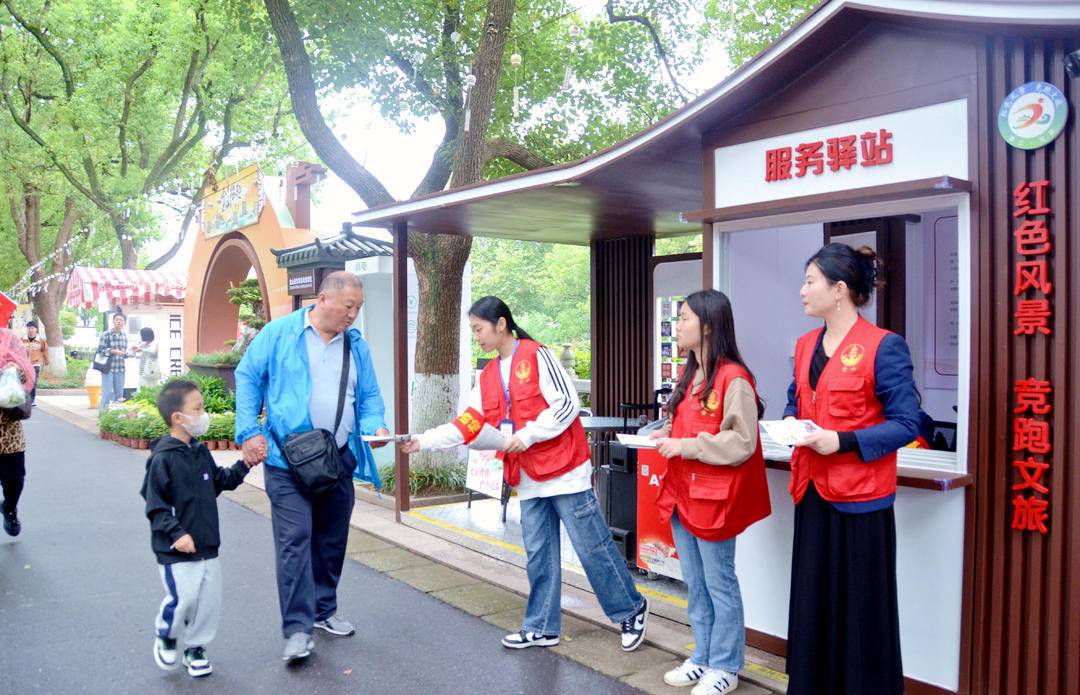 國(guó)慶假期，他們忙得不亦樂(lè)乎——鎮(zhèn)江志愿者開(kāi)展文明旅游志愿服務(wù)